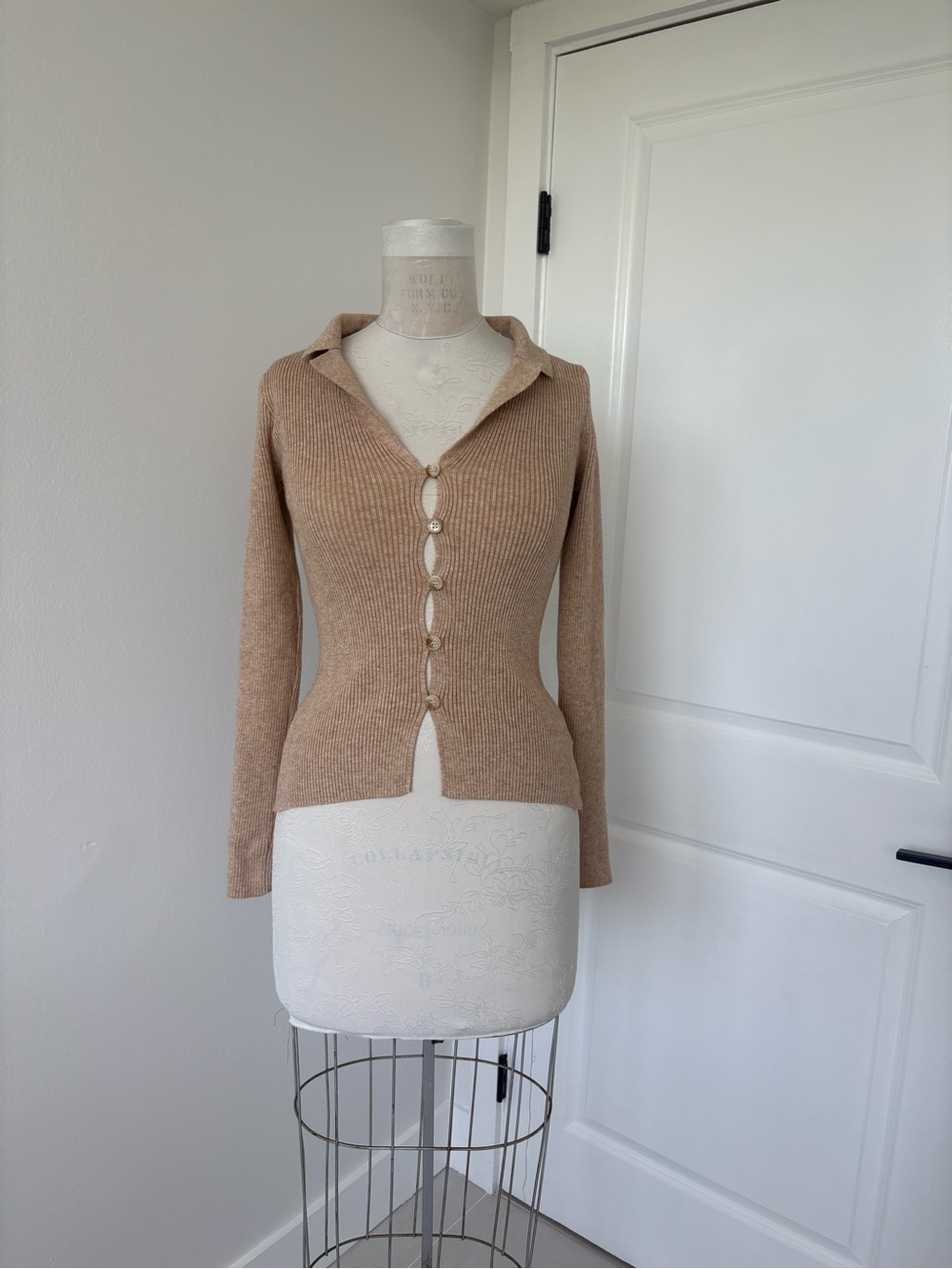 Woman’s En Saison Collared V-Neck Ribbed Button Sweater